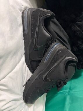 Nike Men's Air Max Low-Top Sneakers - Black with Subtle Iridescent Swoosh